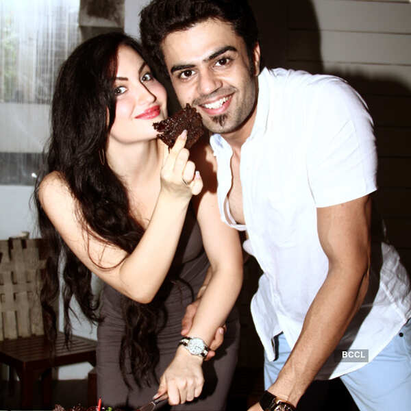 Elli AvrRam dating rumors